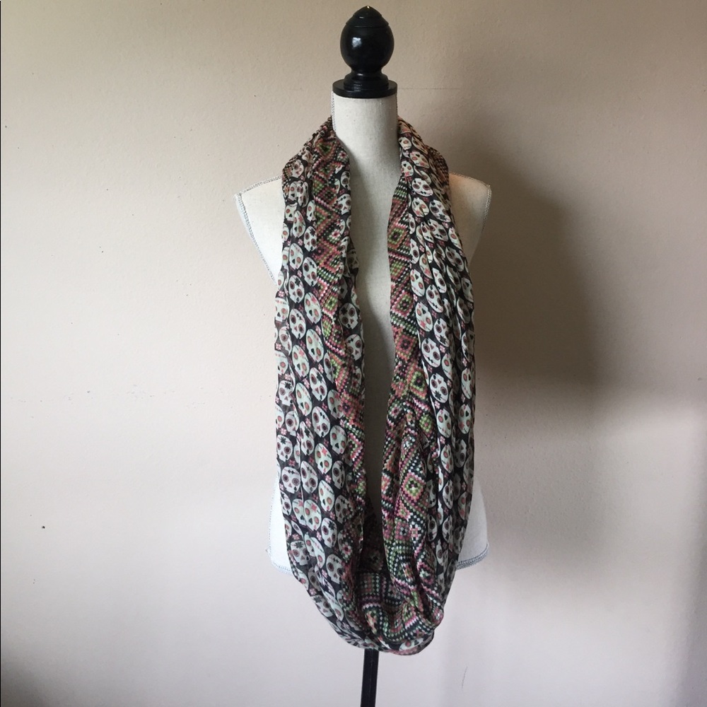 Skull Infinity Scarf 💀🌸 - Picture 3 of 5